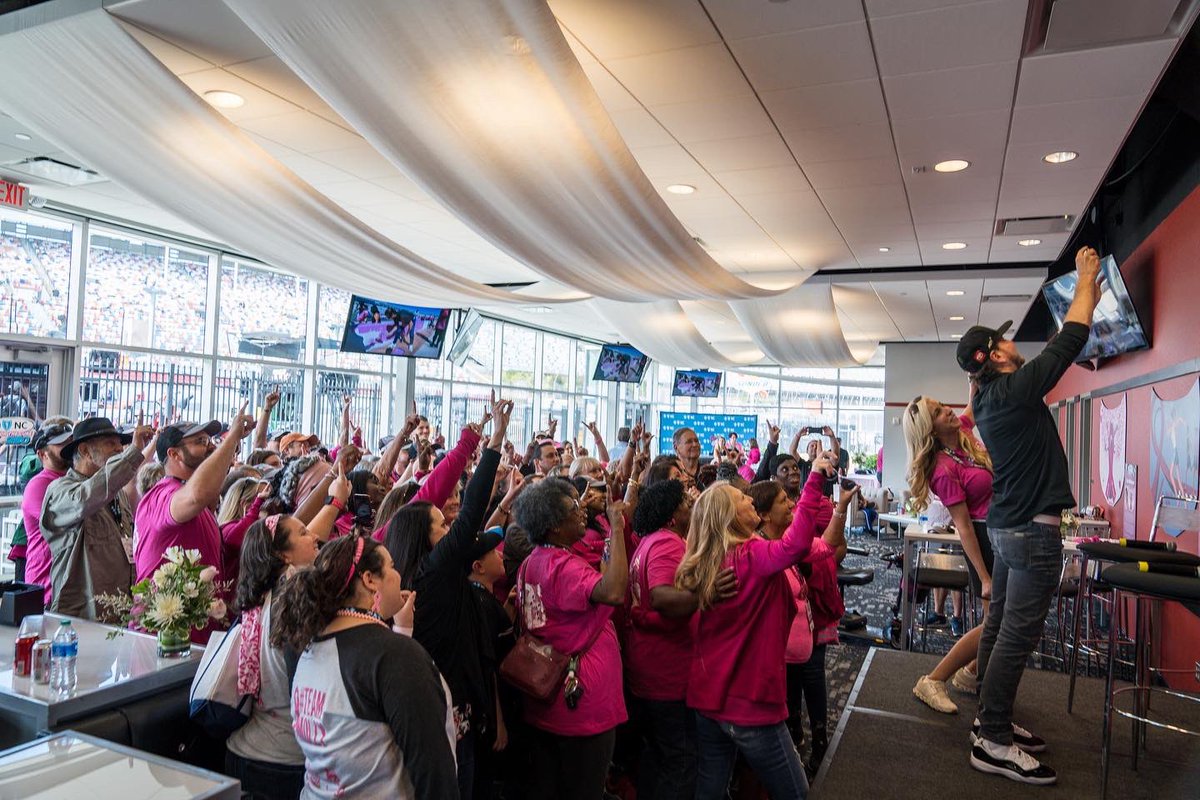 KurtBusch's tweet photo. Big thanks to @BlueCrossNC for letting me stop by yesterday. It was an honor to be in the room with so many brave women and families. True warriors. 💪

This is exactly why the #WindowOfHope is so important. https://t.co/CZ35q4gbC0