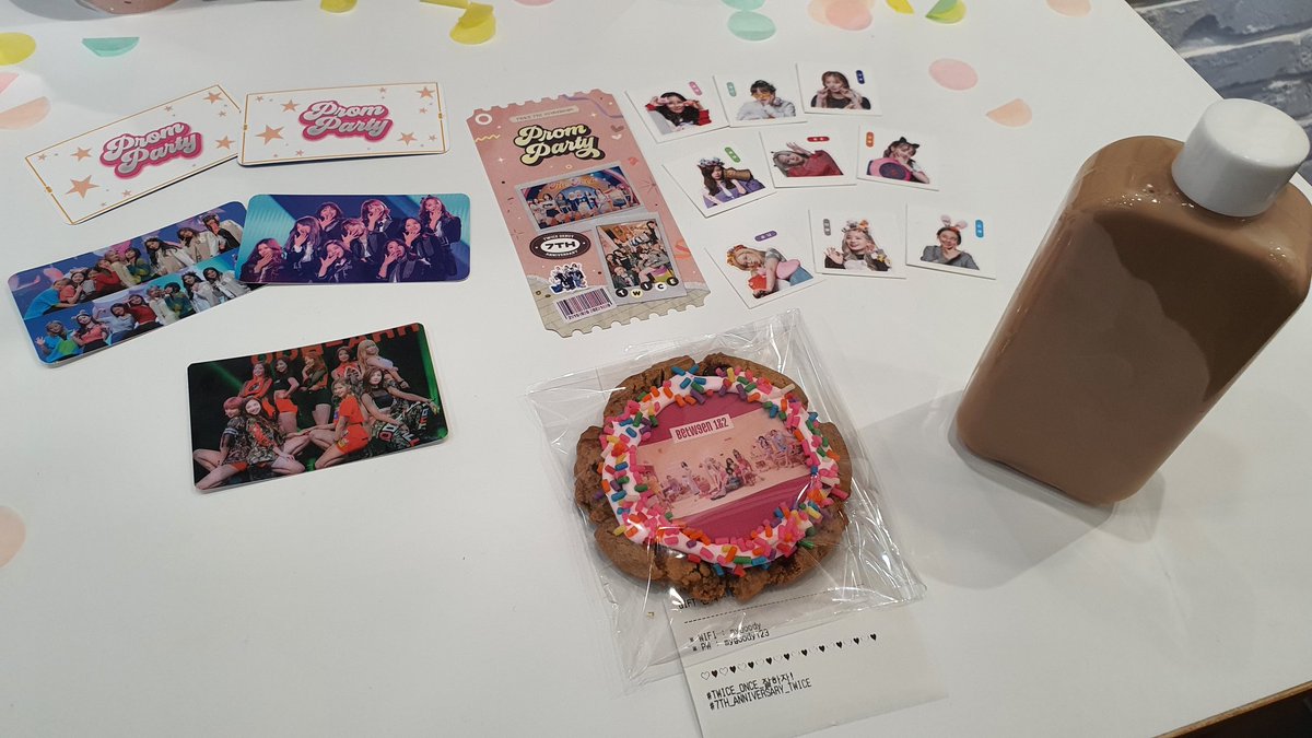 #Twice 7주년 트둥카페! 쿠키+굿즈 세트 배송이 결정되어 안내드립니다!
forms.gle/fj3QCQwH9HHbkr…
해당 폼을 참고해주세요!
#나연 #정연 #모모 #사나 #지효 #미나 #다현 #채영 #쯔위 #TalkthatTalk       #트와이스
#TWICE_ONCE_잘하자!
#7th_Anniversary_Twice