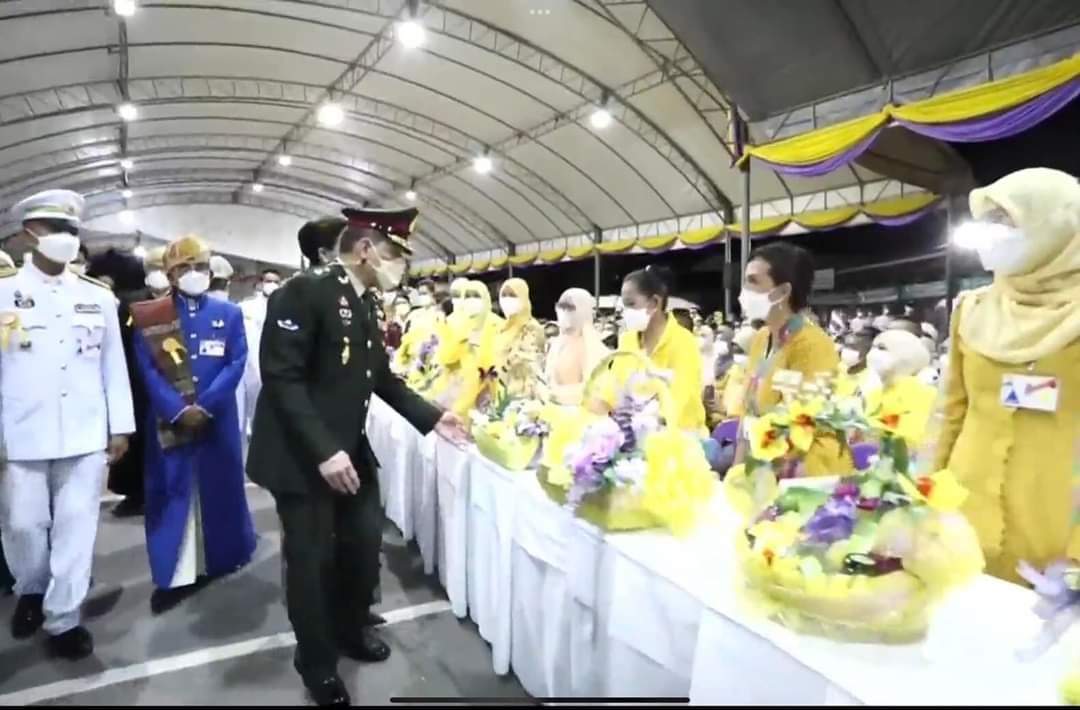 swcom2020's tweet photo. ในหลวง-พระราชินี เสด็จฯปัตตานี พระราชทานรางวัลการทดสอบการอัญเชิญพระมหาคัมภีร์อัลกุรอาน ระดับประเทศ ครั้งที่ 15 ประจำปี 2565 ณ  มัสยิดกลางจังหวัดปัตตานี อำเภอเมืองปัตตานี จังหวัดปัตตานี

อ่านต่อ>https://t.co/53Gkn2aoJv https://t.co/g3qu0z8vGq