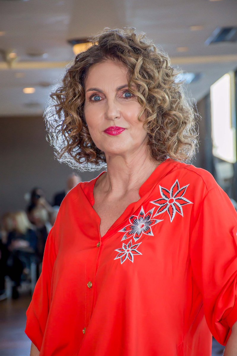 🧡Color naranja 
El color de la energía y la confianza encabeza la guía de colores en tendencia para Primavera-Verano 2023. 
#Look @adrianacostantini
@vincecamuto @ninacharme
Peinó @edithcolorista by <a href="/vipeluquerias/">Vipeluquería's</a> 
Maquilló @paty.cangemi con @sisleyparisofficial