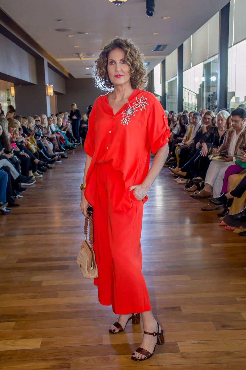 milanosu's tweet photo. 🧡Color naranja 
El color de la energía y la confianza encabeza la guía de colores en tendencia para Primavera-Verano 2023. 
#Look @adrianacostantini
@vincecamuto @ninacharme
Peinó @edithcolorista by @vipeluquerias 
Maquilló @paty.cangemi con @sisleyparisofficial https://t.co/OQJmfqI4zE