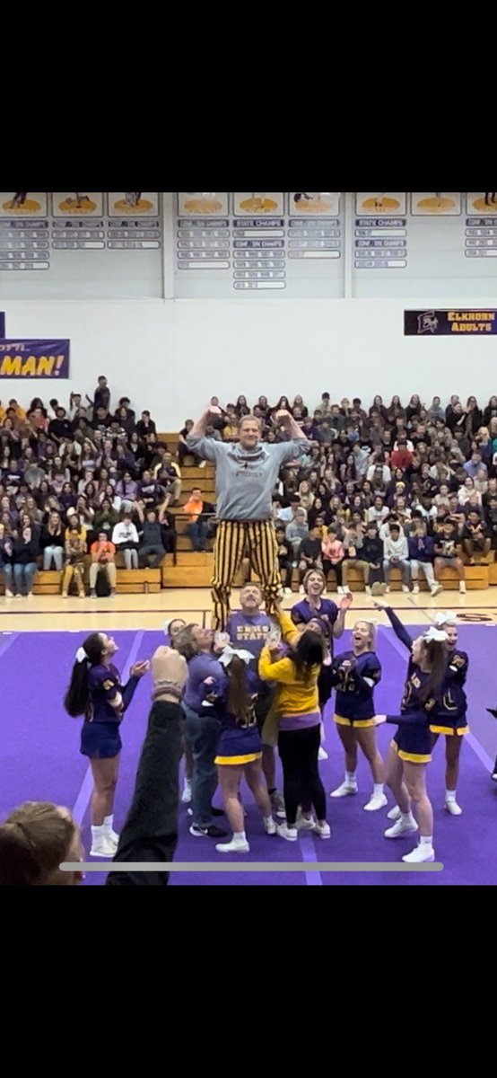 EllenBlair54's tweet image. Great advice a friend tweeted out: “Surround yourself with great people!” This is true when asked about advice for new admin! #1herd 💜💛💜💛#lovemyteam #strongbase  #topofthepyramid @APMrs_Saunders @dan_kiel