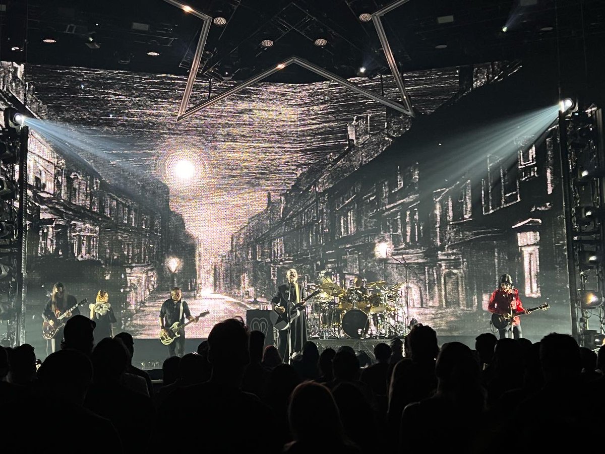 kimberlywxw's tweet photo. The @SmashingPumpkin concert was amazing last night! https://t.co/n5iL7xBPY4