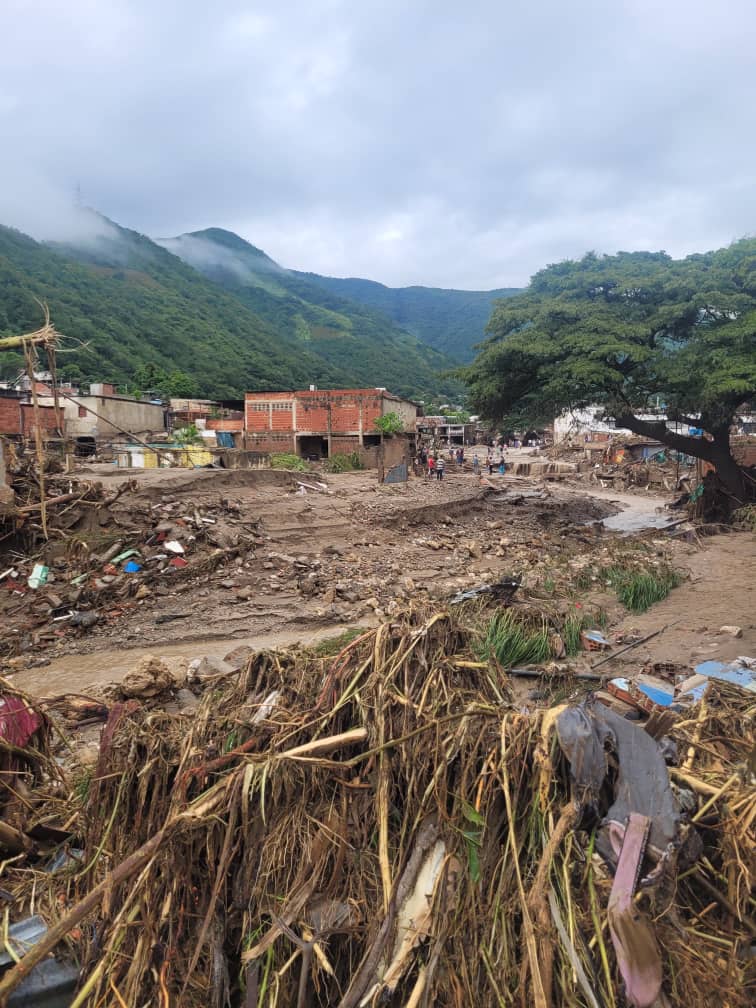 cperezampueda's tweet photo. #9Oct | Más de mil funcionarios del SNGR y efectivos policiales continúan el plan de búsqueda y rescate en Las Tejerías, municipio Santos Michelena, Edo. Aragua, debido al desbordamiento de la Quebrada Los Patos.
@CeballosIchaso1 
1/2 https://t.co/r31wcme4qu