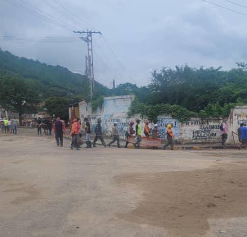 #9Oct | Más de mil funcionarios del SNGR y efectivos policiales continúan el plan de búsqueda y rescate en Las Tejerías, municipio Santos Michelena, Edo. Aragua, debido al desbordamiento de la Quebrada Los Patos.
<a href="/CeballosIchaso1/">@FuerzaDinamica Remigio Ceballos Ichaso</a> 
1/2