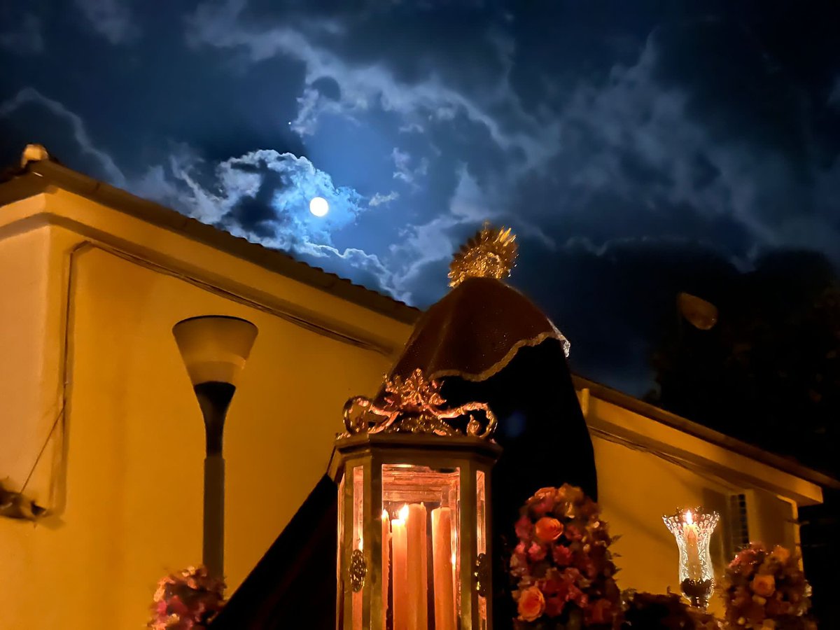 En la tarde-noche de ayer estuvimos acompañando a Nuestra Señora del Rosario por las calles de nuestra ciudad.

Agradecer el buen trato que nos dio la cofradía.

La música de Santa Cecilia 🎺