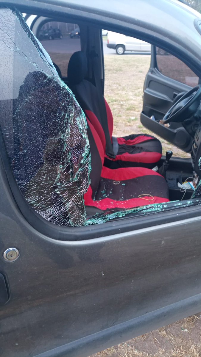 mauretabene's tweet photo. Ayer afuera del estadio nos rompieron el vidrio y nos robaron ¿hasta cuando va a seguir pasando? Estacionamos en av.cruz y varela.. cuiden al socio!!@SanLorenzo @EleccionesCASLA @MatiasLammens @AgustinMuzzu @PabloLafourcade @DebateSL @SanLorePrimero @MarceCulotta @morettimarcelo https://t.co/OoDBV2R9oN