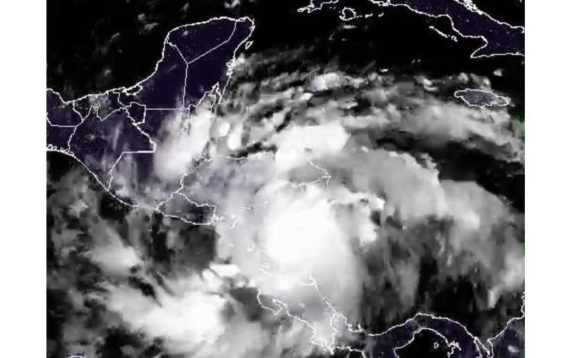 #LoUltimo #HuracanJulia 1/4 
EL HURACÁN JULIA AVANZA SOBRE TERRITORIO NACIONAL (09 octubre 2022)
Hora: 06:00 am
El INETER: Julia avanza sobre territorio nacional, actualmente se localiza (su centro) aproximadamente a 100km al Nor-Oeste de Bluefields y a 190 km al Este de Managua.