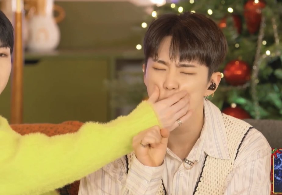 horawrshi's tweet image. THEY TRIED TO PUSH THE FAN PROJECT BUT HOSHI KEEPS ON TALKING DAW 😭😭😭😭😭.

HOSHI.....