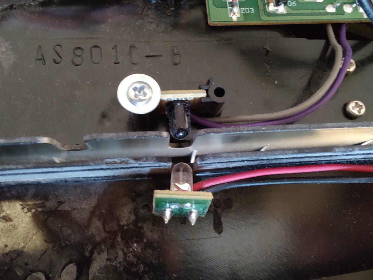 GeologistsCat's tweet image. Today the #DocumentShredder didn&apos;t went back to idle after eating the last sheet of paper. I told the human to open it &amp;amp; I found the error source. One part of the #photosensor was broken of. I proposed to fix it with a lot of glue &amp;amp; it works again😺
#diy #repair #CatsOfTwitter