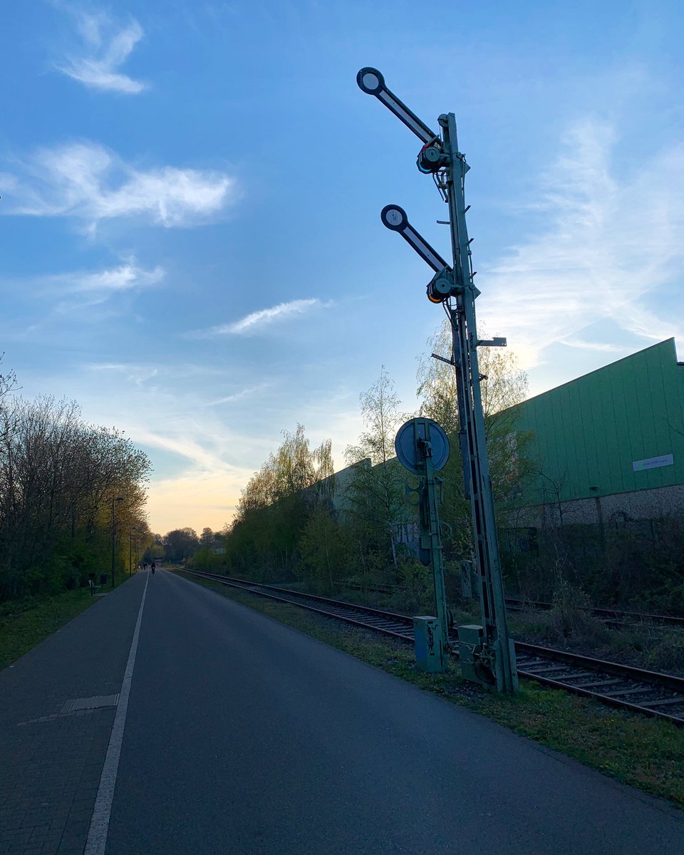 Trassenblicke mit dem Haltesignal zwischen Rott und Loh, Langsam neigt sich meine Woche dem Ende entgegen.