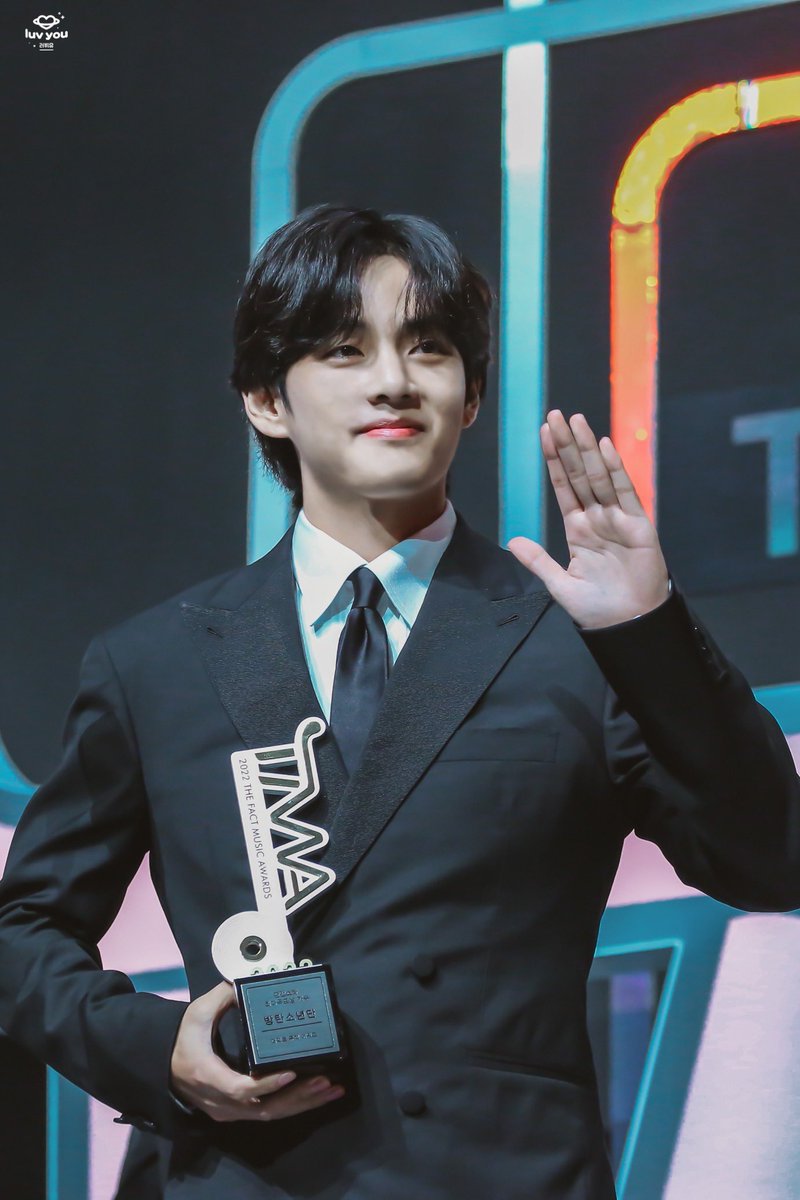 luv_you1230's tweet photo. •HD• 221008 TMA 
#KIMTAEHYUNG #김태형 #방탄소년단뷔 #태형 #BTSV #V #テテ@BTS_twt https://t.co/GvRcZTgjAw