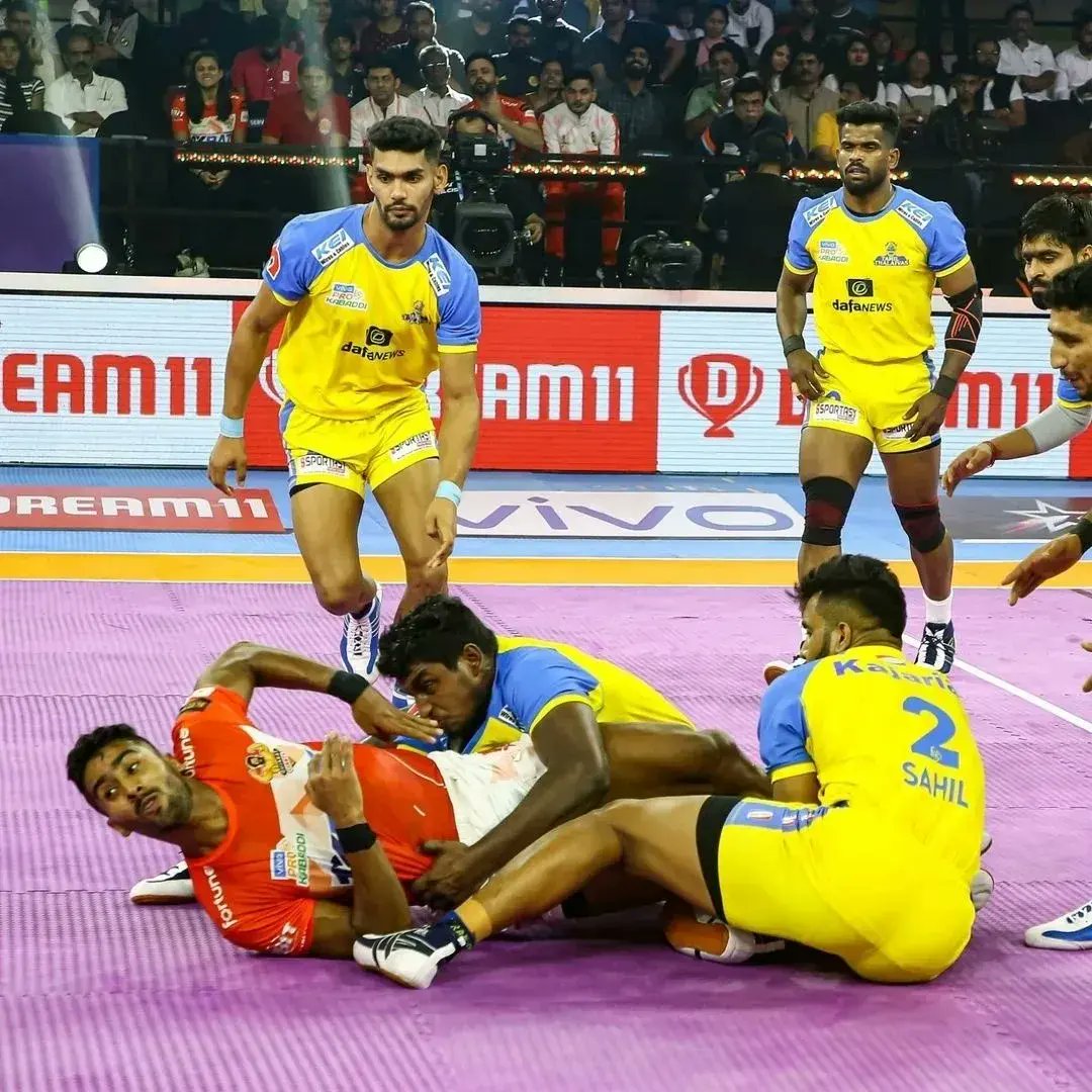 freebowler's tweet photo. @tamilthalaivas in action during their opening game against Gujarat Giants in the Pro Kabaddi League 2022 💪🏻💛💙

#TamilThalaivas #TrakOnly #Kabaddi #ProKabaddi #RaisingTheBar #UniqueDesign #IndianSports https://t.co/ghFjt46tfB