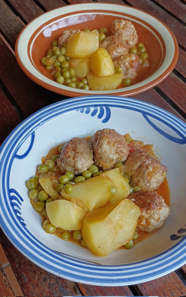femcuinetes's tweet photo. Mandonguilles amb pèsols i patates de CatOrigen, un projecte que recupera el conreu de la #patatacatalana a 8 comarques i uneix el #productedeproximitat amb els valors de #sostenibilitat i respecte a la pagesia #catpat #catorigen #montsefemcuinetes
#cuinacatalatradicional https://t.co/tGsNzgAJP0