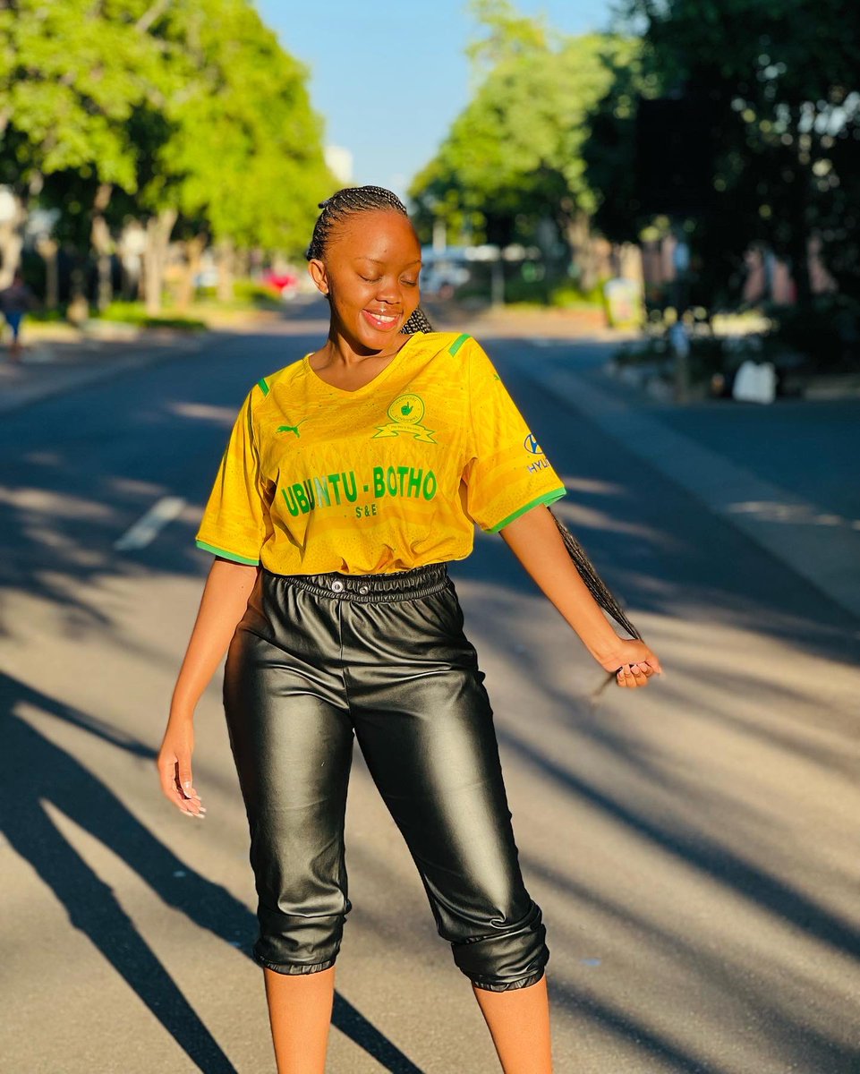 nomvula98's tweet photo. It’s Game Day 💚💙💛 #Downslive #Sundowns #MissMS https://t.co/fySpSKlgAl