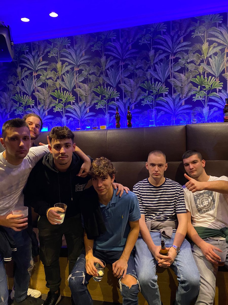 ipqlokal's tweet image. Semana intensa, ha sido una carrera de fondo: viernes maritxu y sabado kajoi. Domingo tambien kajoi, si, pero de pino, no sabemos como estamos vivos. La cartera dolorida pero los riñones tambien
Pd: el barbas ese se ha colao en la foto