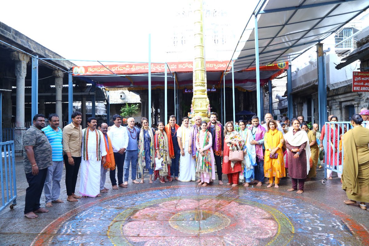 BiyyapuMadhu's tweet photo. శ్రీకాళహస్తీశ్వర స్వామి వారిని కుటుంబ సమేతంగా దర్శించుకున్న టెక్ మహేంద్ర ప్రైవేట్ లిమిటెడ్ CMD @C_P_Gurnani గారు.

#techmahindra https://t.co/jKrMwNfYcK