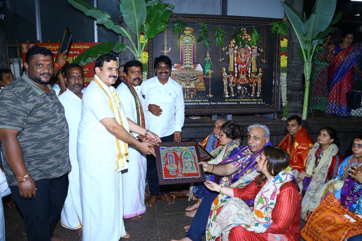 BiyyapuMadhu's tweet photo. శ్రీకాళహస్తీశ్వర స్వామి వారిని కుటుంబ సమేతంగా దర్శించుకున్న టెక్ మహేంద్ర ప్రైవేట్ లిమిటెడ్ CMD @C_P_Gurnani గారు.

#techmahindra https://t.co/jKrMwNfYcK