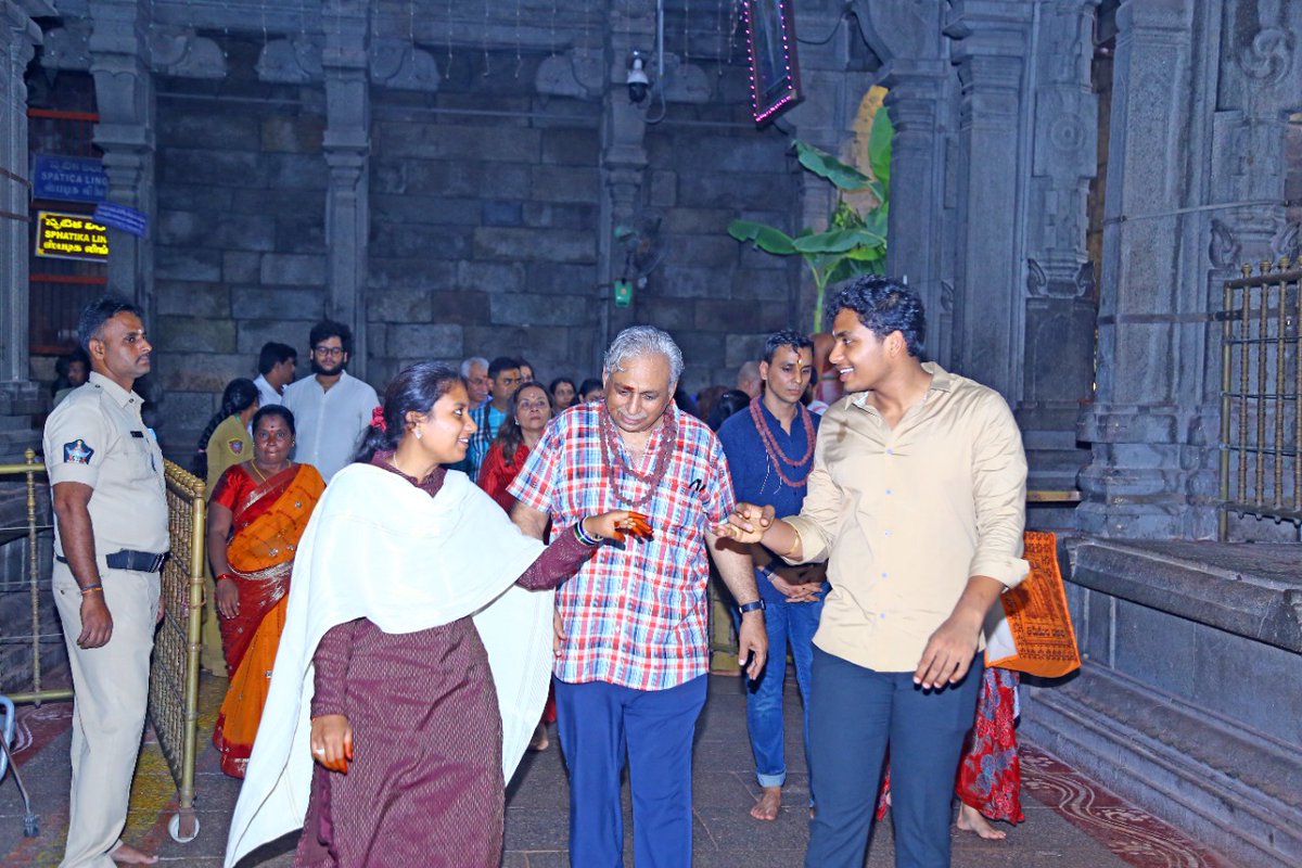 BiyyapuMadhu's tweet photo. శ్రీకాళహస్తీశ్వర స్వామి వారిని కుటుంబ సమేతంగా దర్శించుకున్న టెక్ మహేంద్ర ప్రైవేట్ లిమిటెడ్ CMD @C_P_Gurnani గారు.

#techmahindra https://t.co/jKrMwNfYcK
