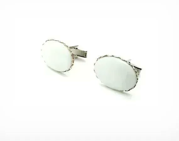 DesignsbyAudrey's tweet image. Great Vintage Styled White Mother of Pearl Oval Cufflinks by #DesignedbyAudrey.  Step in style in awesome men's #handmade jewelry and accessories buff.ly/3SIkqg0 via @Etsy