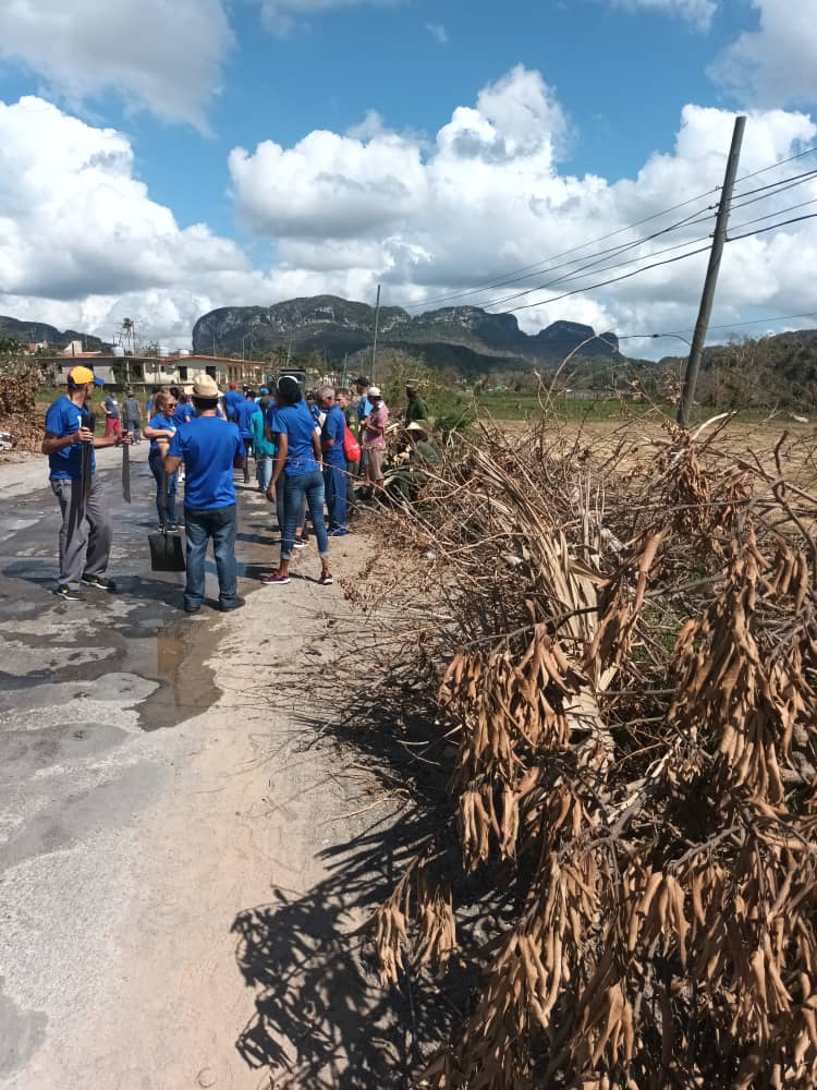 CIGBCuba's tweet photo. #CIGBenPinar - Ayudamos a recoger escombros junto con los vecinos de la comunidad y muchachos de las #FAR en la carretera hacia La Palma. #FuerzaPinar ¡¡¡@CIGBCuba y @CIGB_Mariel está con ustedes!!! https://t.co/1SFbXQ98iO