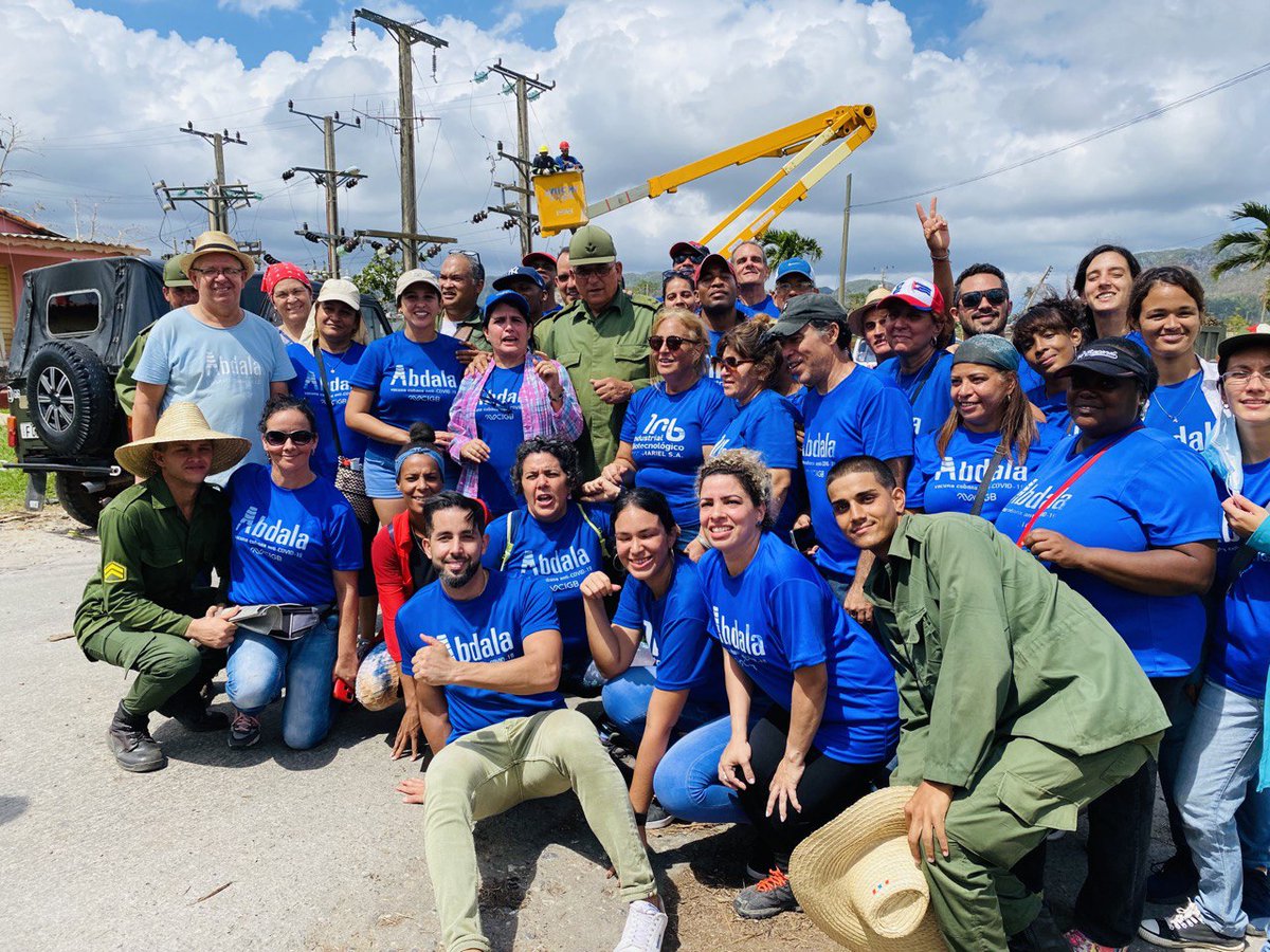 CIGBCuba's tweet photo. #CIGBenPinar - Ayudamos a recoger escombros junto con los vecinos de la comunidad y muchachos de las #FAR en la carretera hacia La Palma. #FuerzaPinar ¡¡¡@CIGBCuba y @CIGB_Mariel está con ustedes!!! https://t.co/1SFbXQ98iO