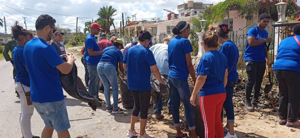 CIGBCuba's tweet photo. #CIGBenPinar - Ayudamos a recoger escombros junto con los vecinos de la comunidad y muchachos de las #FAR en la carretera hacia La Palma. #FuerzaPinar ¡¡¡@CIGBCuba y @CIGB_Mariel está con ustedes!!! https://t.co/1SFbXQ98iO