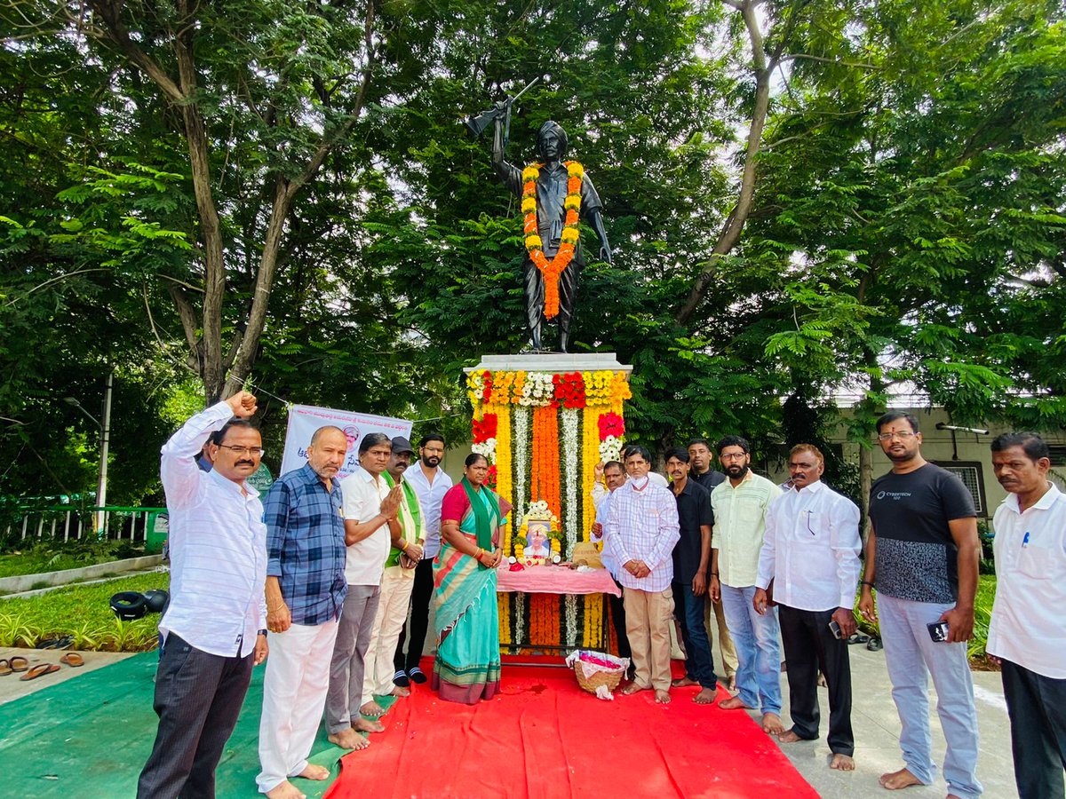 VenkatBalmoor's tweet photo. Paid floral tributes to Telangana Warrior #komarambheem ji on his death anniversary. Mulugu MLA @seethakkaMLA ji &amp; other Congress leaders were there. https://t.co/bU7BMhrjdU