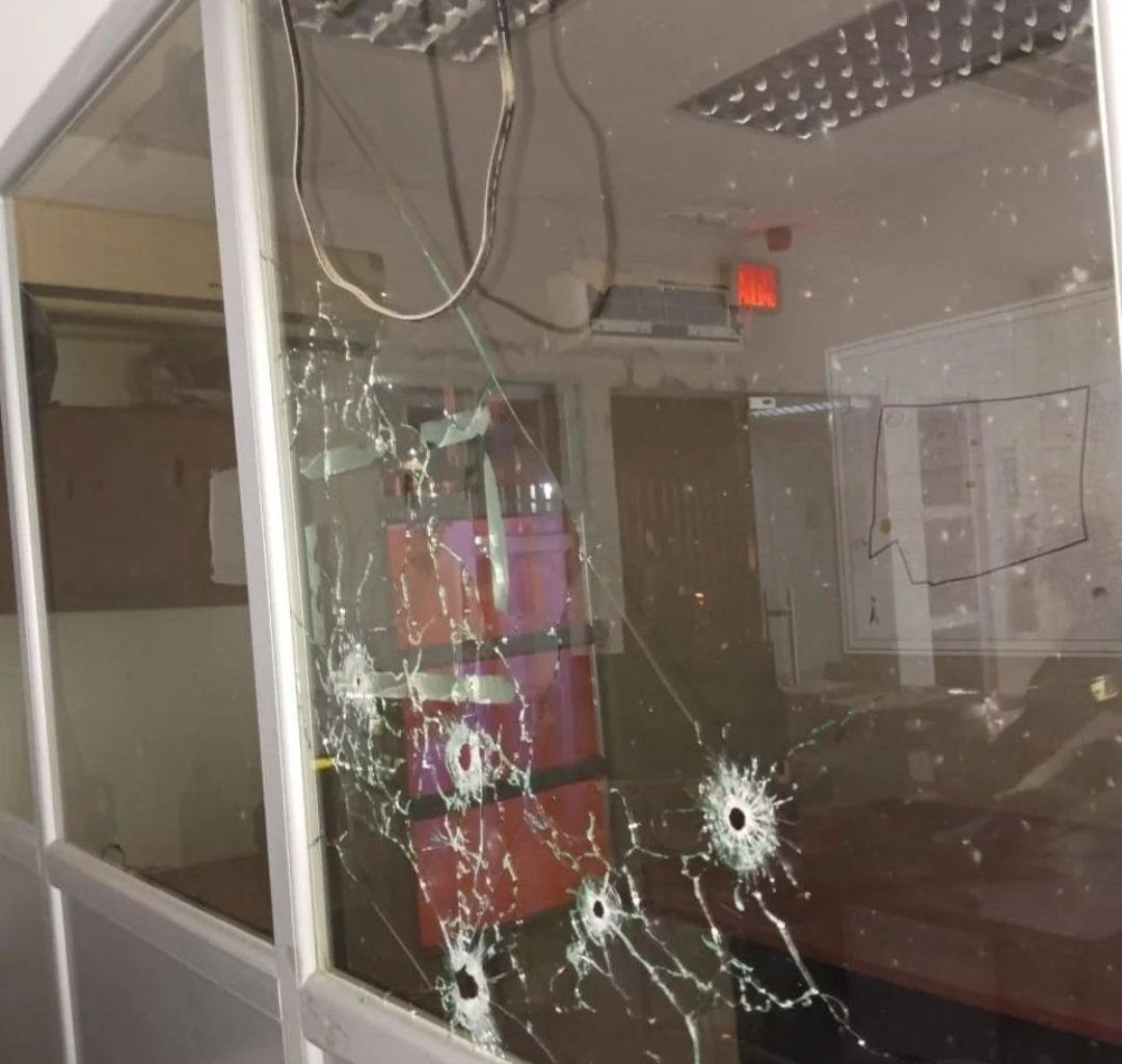 luisantonio_r's tweet photo. ATENTOS: Esta madrugada delincuentes atacaron la UPC 2 de la Prosperina e hirieron a la policía que estaba de guardia. Ella está heridad de gravedad @24HorasGYE https://t.co/e36fKA92mB