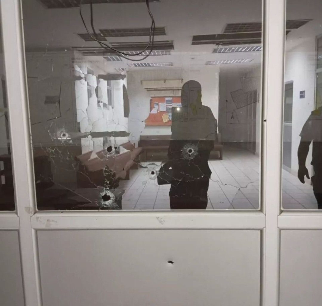 luisantonio_r's tweet photo. ATENTOS: Esta madrugada delincuentes atacaron la UPC 2 de la Prosperina e hirieron a la policía que estaba de guardia. Ella está heridad de gravedad @24HorasGYE https://t.co/e36fKA92mB