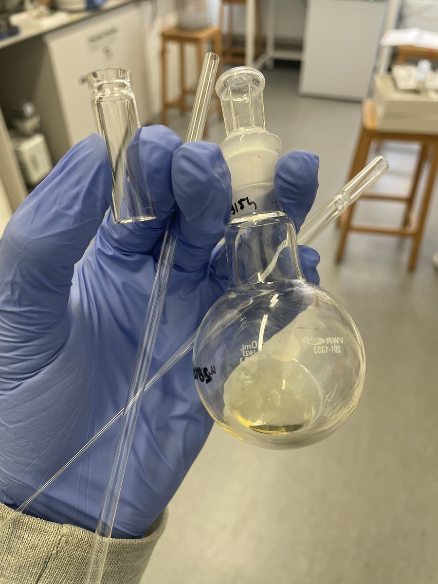 CK_echem's tweet photo. My former supervisor once said: “One thing chemists tend to overlook is dexterity. A chemist should be able to hold several things with one hand to make his life easier”

This is how I prepare my NMR samples 🖖🏿
#RealTimeChem https://t.co/PA5thkLkdG