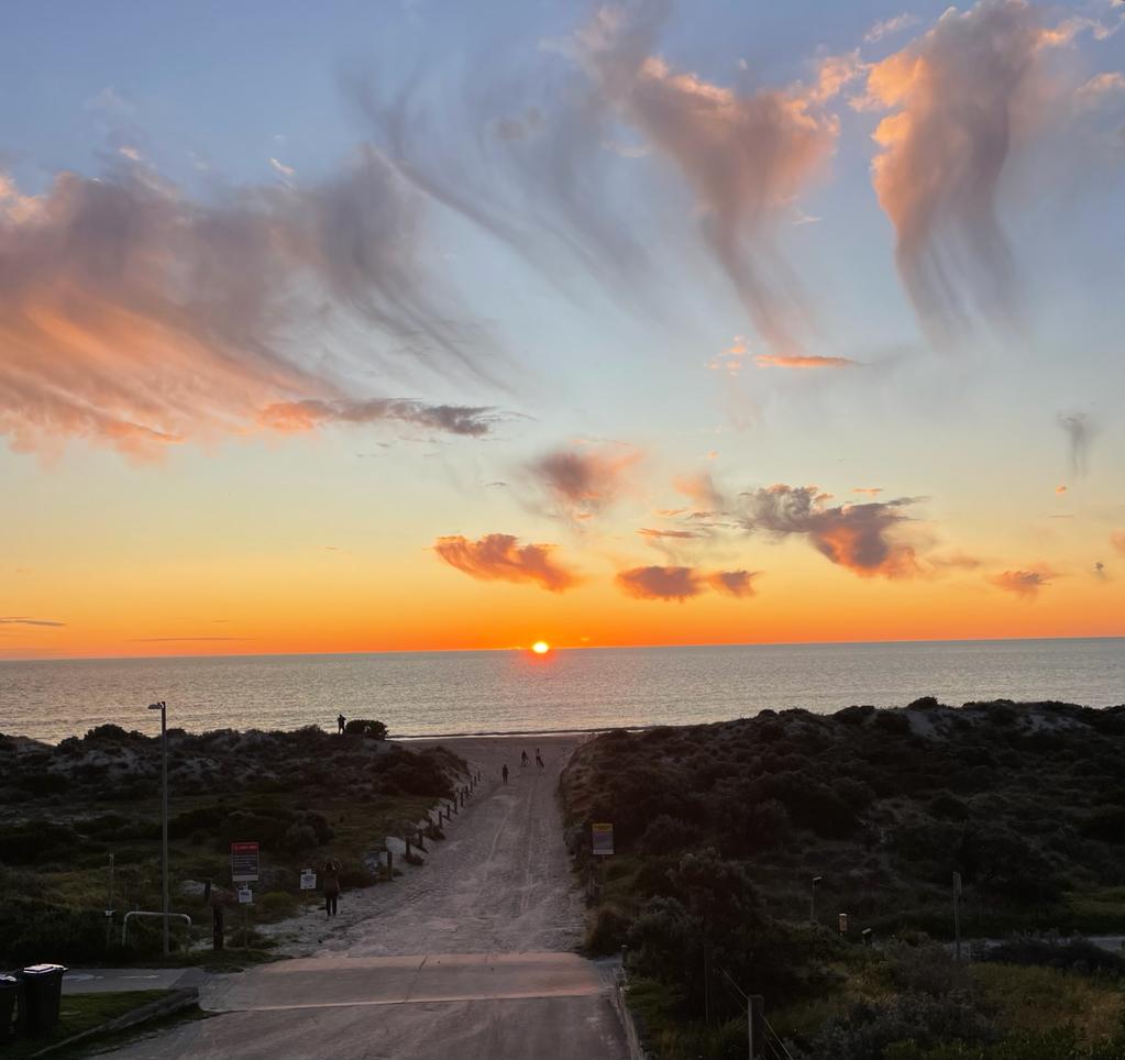 Peramour8's tweet photo. There really are some beautiful places in the world. 

Some people can only see such natural splendours on holiday.

Others have wonderful views like this every day!

#sunset #sunrise #photo #Oceans https://t.co/PvCB4iEtvu