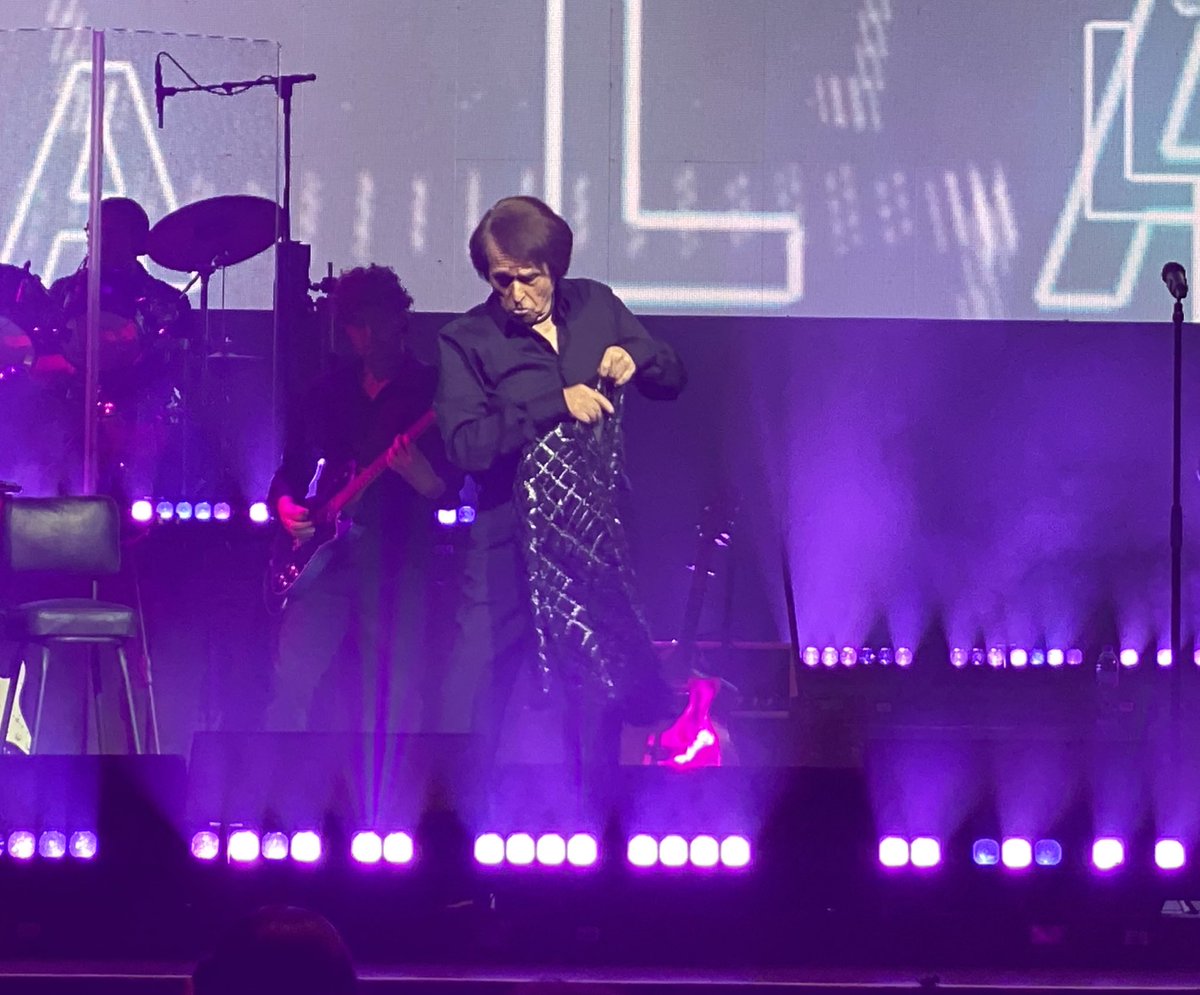 liliaespinola23's tweet photo. Un noche de escándalo la que vivimos en el @AuditorioMx!!! Un @RAPHAELartista inmenso sobre el escenario derrochando arte y pasión!!! #raphael60 https://t.co/c8ih5sd9mS