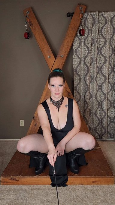 Mistress needs some Starbucks.  Who's a good piggie?  $mistressmollylocke https://t.co/byChATMjcz