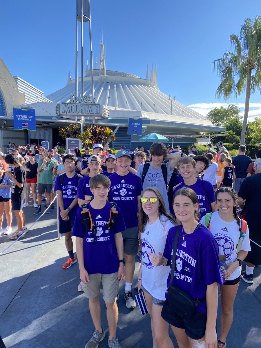 brantdevans's tweet image. ⁦@DarlingtonTiger⁩ Cross Country starting off the day at Space Mountain. Happiest place on earth, even with an early morning wake up #purplemile