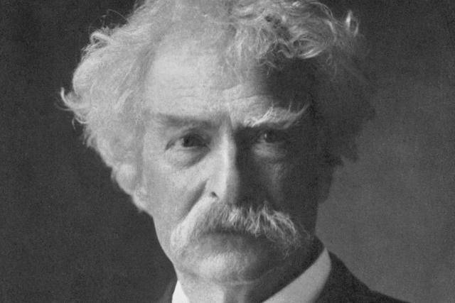 “Nunca discutas con un estúpido. Te hará descender a su nivel y ahí te ganará por experiencia“.
Mark Twain
#Fuedicho
