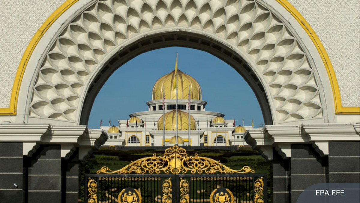 NewsBFM's tweet photo. 1. PM Ismail Sabri reportedly had an audience with the Yang di-Pertuan Agong this afternoon (Oct 9), to seek consent for the dissolution of parliament.

A source told New Straits Times, "the dissolution of Parliament could be as early as tomorrow."

https://t.co/td6ZuRrWSu https://t.co/H86f3sGCAR