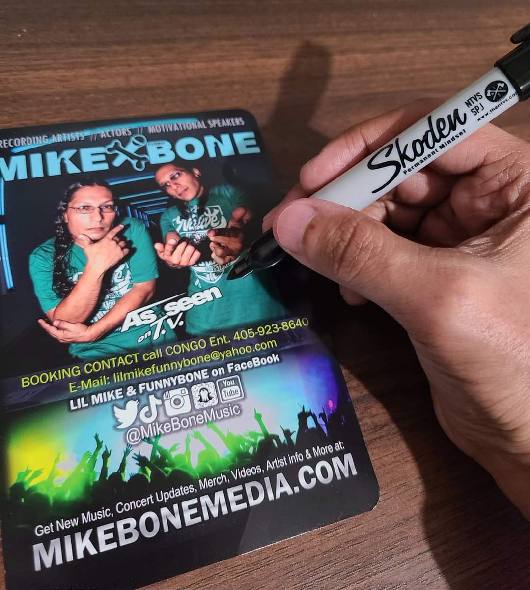 RoknRob121's tweet photo. 🙋🏾‍♀️"SHARE the Music ♫ 
SUPPORT the Movement" 

#Listen: https://t.co/JneVNBblxf 

#shoponline:  https://t.co/3bKiEPzK2J

🌟#IndigenousPeoplesDay -
#NativeYouth  #NativeTwiter #NativeAmerican  #musicislife  🌟 https://t.co/jYhTLIzWmo