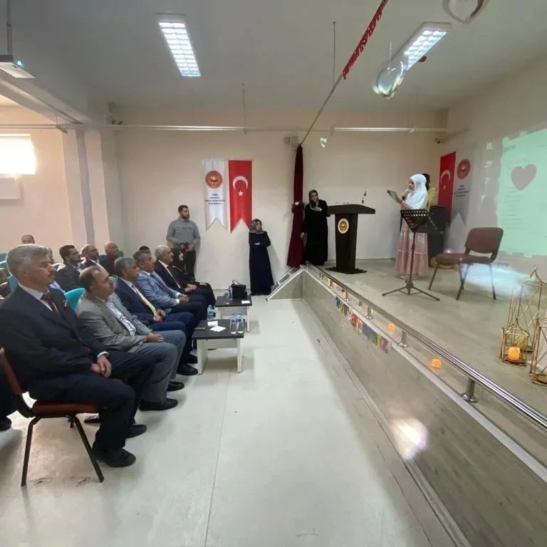 Malatya Hafız İmam Hatip Ortaokulu'nun düzenlediği Mevlîd-i Nebî ve Hafızlık merasimine il başkanımız Abdurrahman Taşkesen ve yönetim kurulu üyelerimiz iştirak ettiler... 
#malatyagenconder 
<a href="/abdurrahman0001/">Abdurrahman</a>