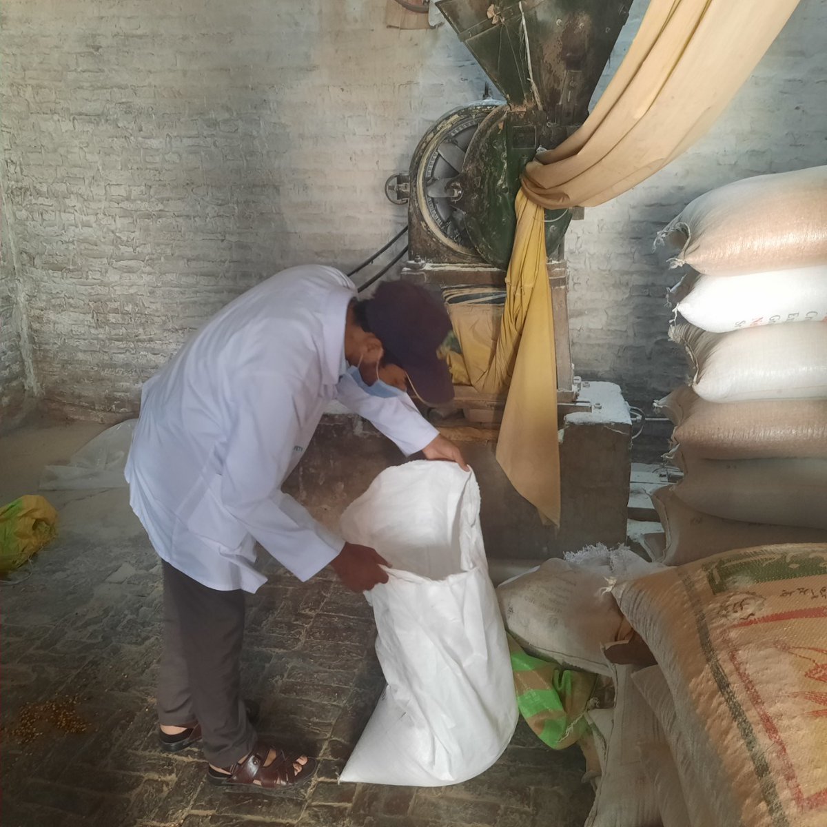 PFAVehari's tweet photo. آپریشن ٹیم کی بوریوالہ،وہاڑی میں مختلف سویٹس اینڈ بیکرز پروڈکشن یونٹس کی چیکنگ۔

 ٹوٹے ہوئے خراب انڈے استعمال کرنے اور حفظان صحت کے اصولوں کی خلاف ورزی کرنے پر  
مختلف سویٹس اینڈ بیکرز پروڈکشن یونٹس اور آٹا چکیوں کو جرمانے  عائد کیے گئے۔
@mudassirmalik1
@PFA_ADGops
@SouthPfa https://t.co/0UMyKLG7pU