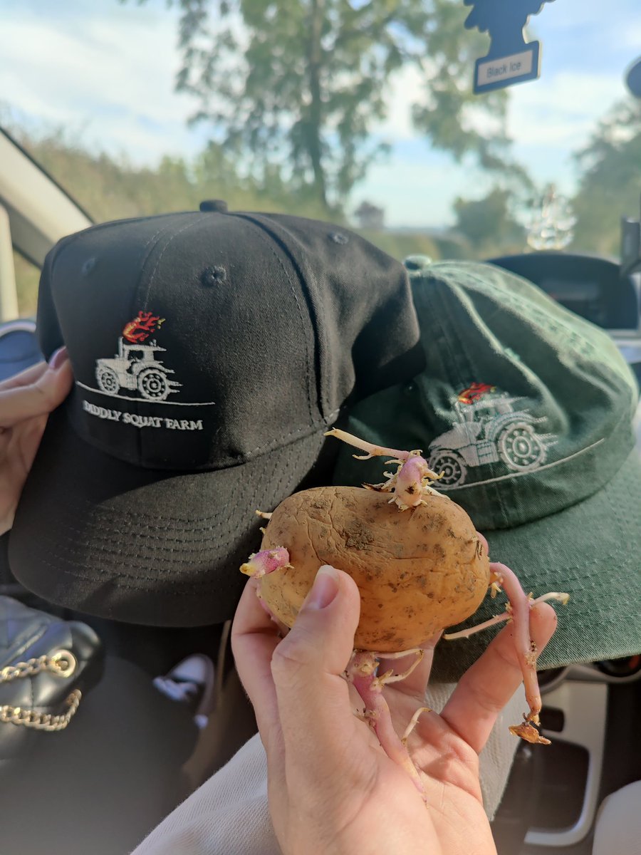 bensax11's tweet photo. Cheers for the free caps with the potato mate 🥔🤣 @JeremyClarkson #Diddlysquatfarm https://t.co/Yv8j2nfPs5