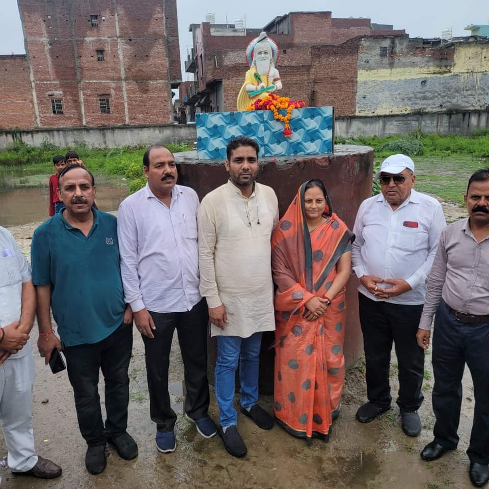 आदिकवि, महर्षि वाल्मीकि जी की पावन जयंती के अवसर पर आज दादरी स्थित वाल्मीकि मोहल्ले में वाल्मीकि जी की प्रतिमा पर माल्यार्पण किया।