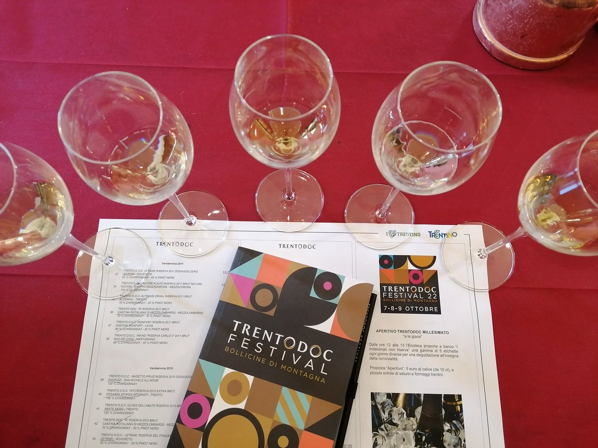 Lo staff #Winenews inizia a lavorare a monografia de #IQuaderniDiWineNews (Dicembre 2022) dedicata alla #bollicinadimontagna, degustando le #Riserve messe a disposizione da staff del #PalazzoRoccabruna e da @TrentoDoc