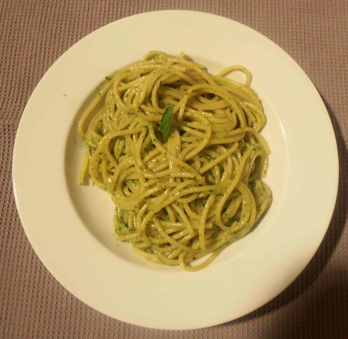 MikeKocht's tweet photo. Eh wieder #RWON
Aber heute nur "Heimkehrer" #Twooking. #Spaghetti mit vorbereitetem #Pesto vom #Basilikum
Dazu noch #Paradeis (#Tomaten) Salat. Frisch aus dem #Seewinkel im #Burgenland
Meist liebe ich die Verwandten von dbEva *gggg* https://t.co/q4JsxlcYAX