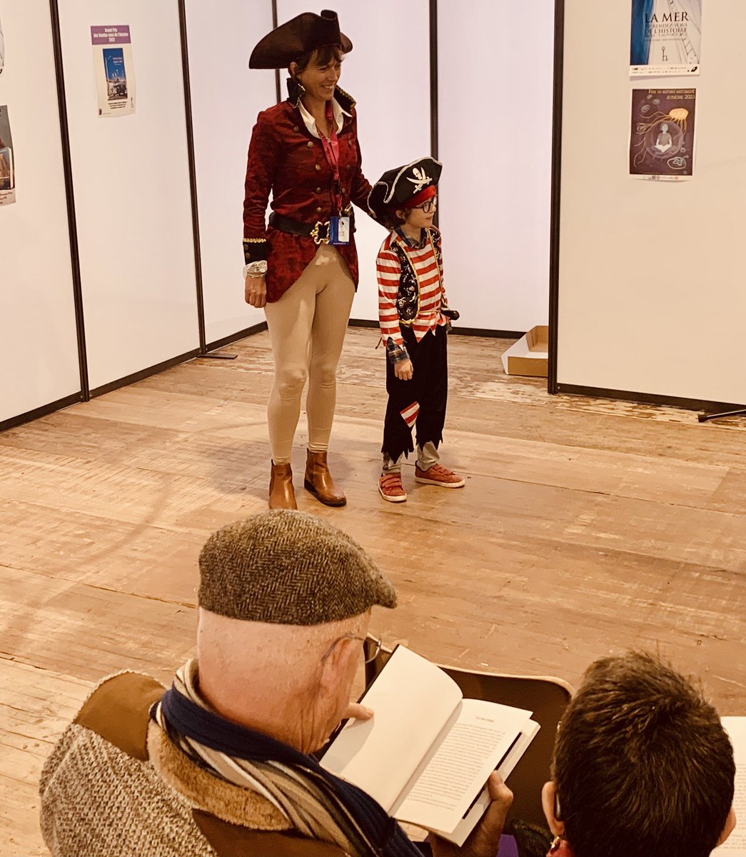 LederoutC's tweet photo. 🏴‍☠️👩‍🎤 Intervention jeunesse au salon @rdvhistoire de Blois. Merci au public pour ces beaux moments😍👌
De très beaux échanges. Quand une pirate et un amiral se rencontrent 🤪
#Classepirates
#4sets
#christinelederout
#Blois
#LocusSolus https://t.co/vlps9GcY5v