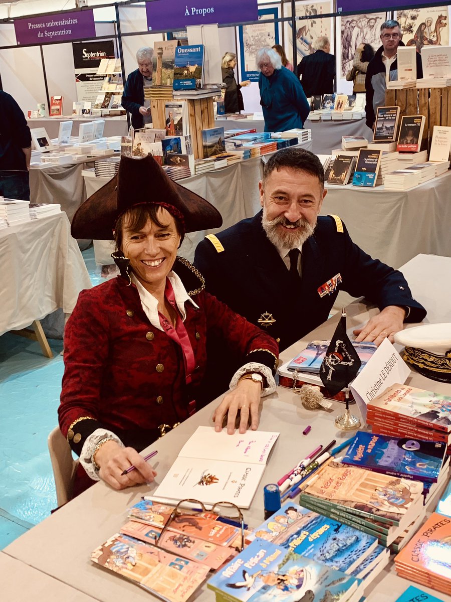 LederoutC's tweet photo. 🏴‍☠️👩‍🎤 Intervention jeunesse au salon @rdvhistoire de Blois. Merci au public pour ces beaux moments😍👌
De très beaux échanges. Quand une pirate et un amiral se rencontrent 🤪
#Classepirates
#4sets
#christinelederout
#Blois
#LocusSolus https://t.co/vlps9GcY5v