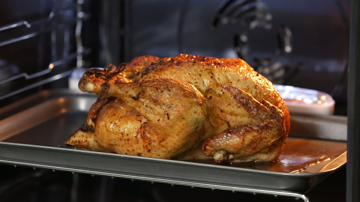 SMDhealthunit's tweet photo. #TurkeyTip - Turkeys like the heat - cook them to 82°C(180°F).
https://t.co/A37ZDxuCrU https://t.co/YcPmrWxnbn