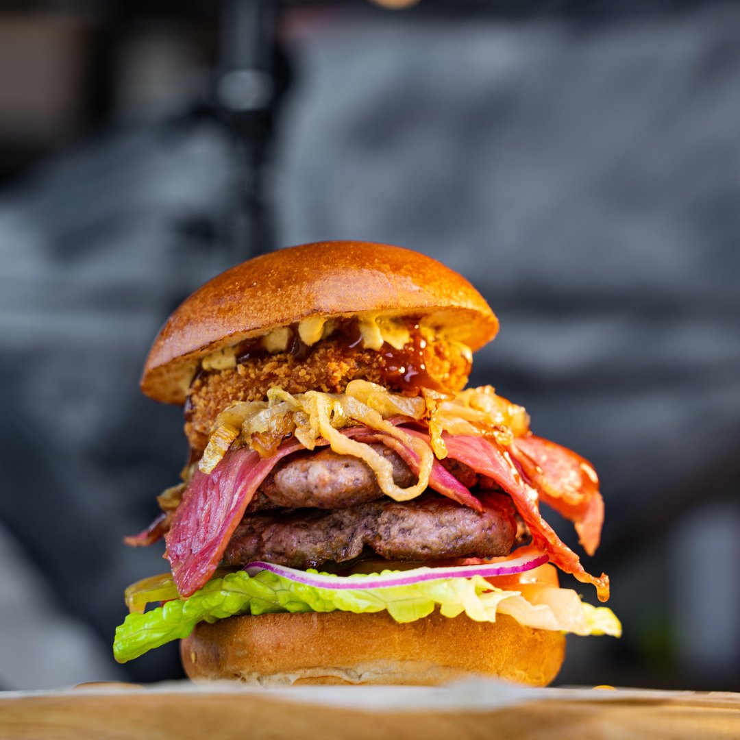 😋What a better way to end the weekend than with a takeaway😍

Drop a comment below of what you would choose for your takeaway 👇or tag a friend you would share this burger with! 🍔

Or Haikum, Unsplash 📷

#sunday #takeaway #winadinner #sundayfunday #takeawayfood #food #foodies