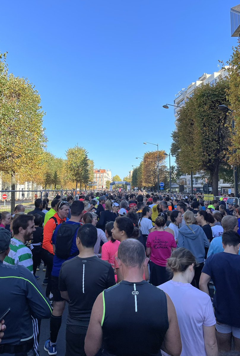 Un beau dimanche à #Rennes qui a débuté ce matin avec le 10 kms de <a href="/ToutRennesCourt/">ToutRennesCourt</a> avec mon fils et 6.000 autres coureurs et qui se termine par le derby #SRFCFCN 🔴⚫️
#OctobreRose2022