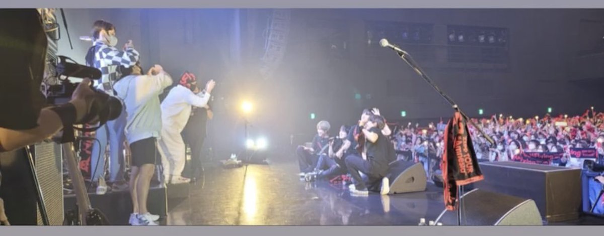FTyukky's tweet photo. タオル頭に巻いてNFくん達の写真撮って
ついには記念写真のど真ん中で誰よりも
目立つ格好して写真に写るほんぎさんww
最高かょ😂🫶💕 https://t.co/ccRw4s9yky